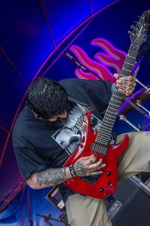 Guitarrista en un escenario de música en vivo