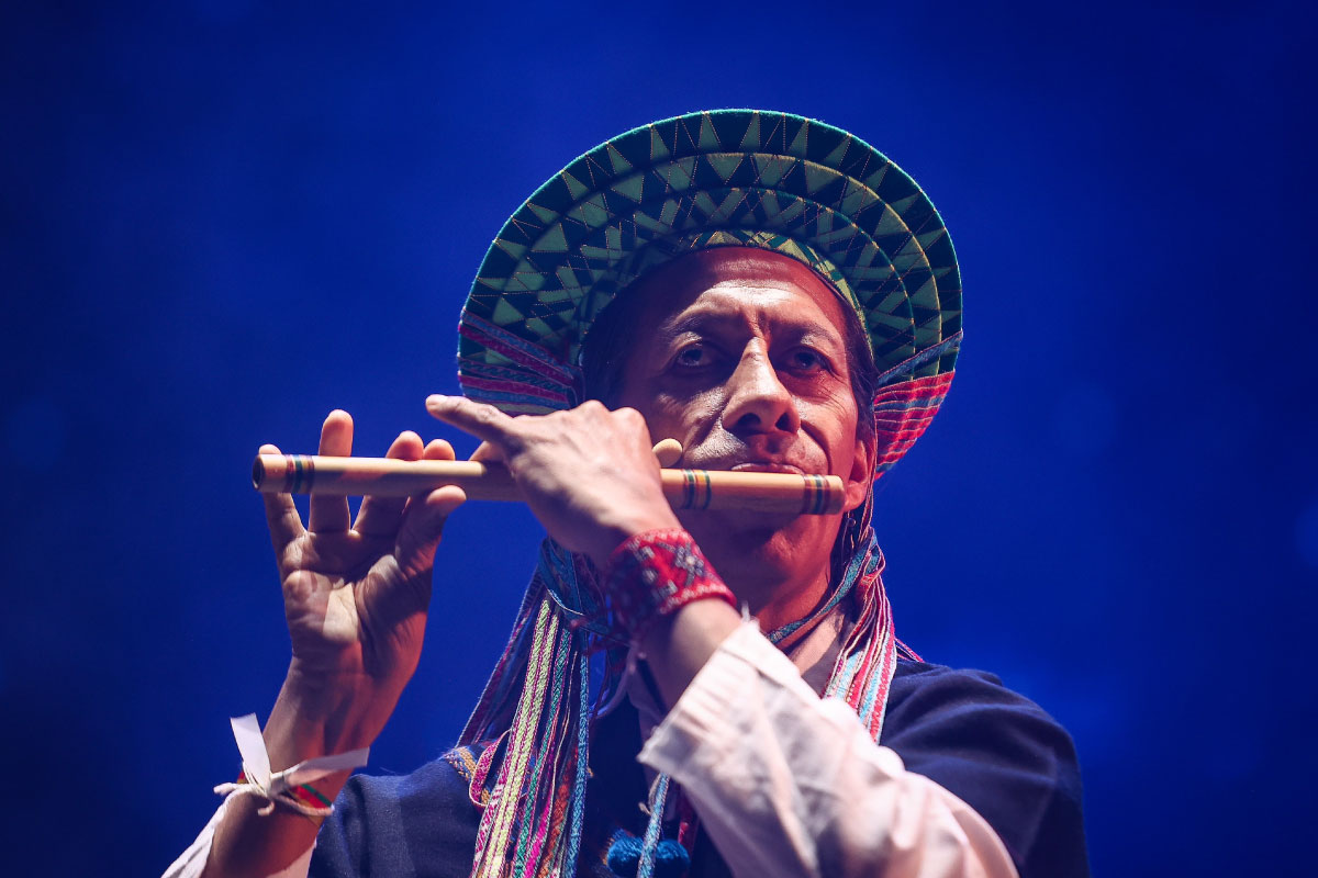 Músico tocando flauta