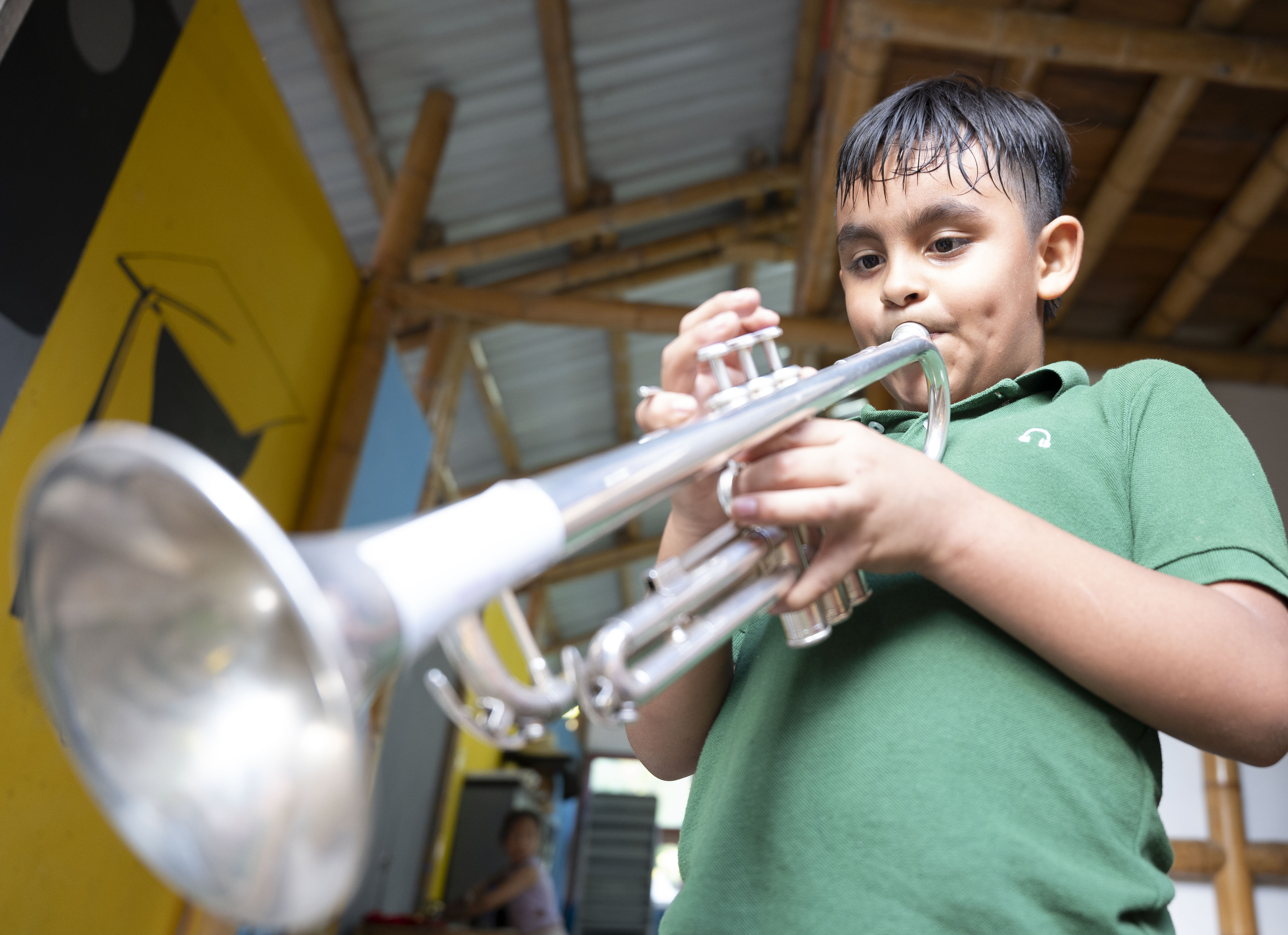 Joven tocando instrumento